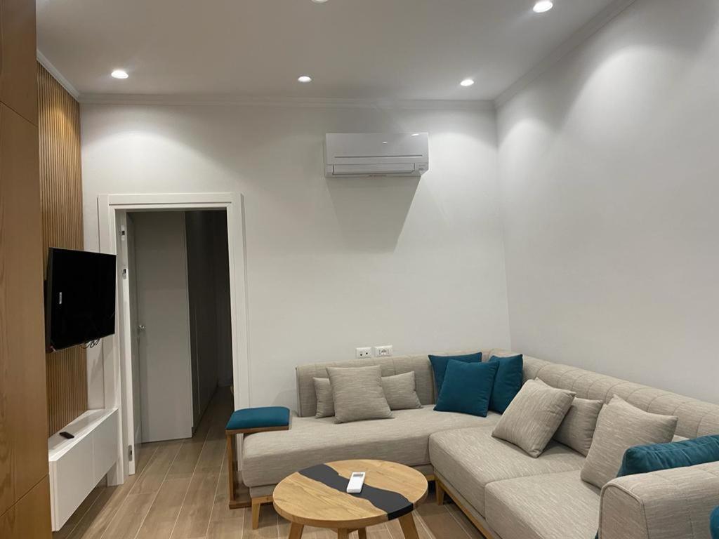 City Center Apartment Kafe Flora Tiranë Luaran gambar