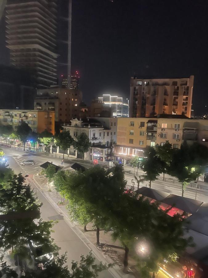 City Center Apartment Kafe Flora Tiranë Luaran gambar