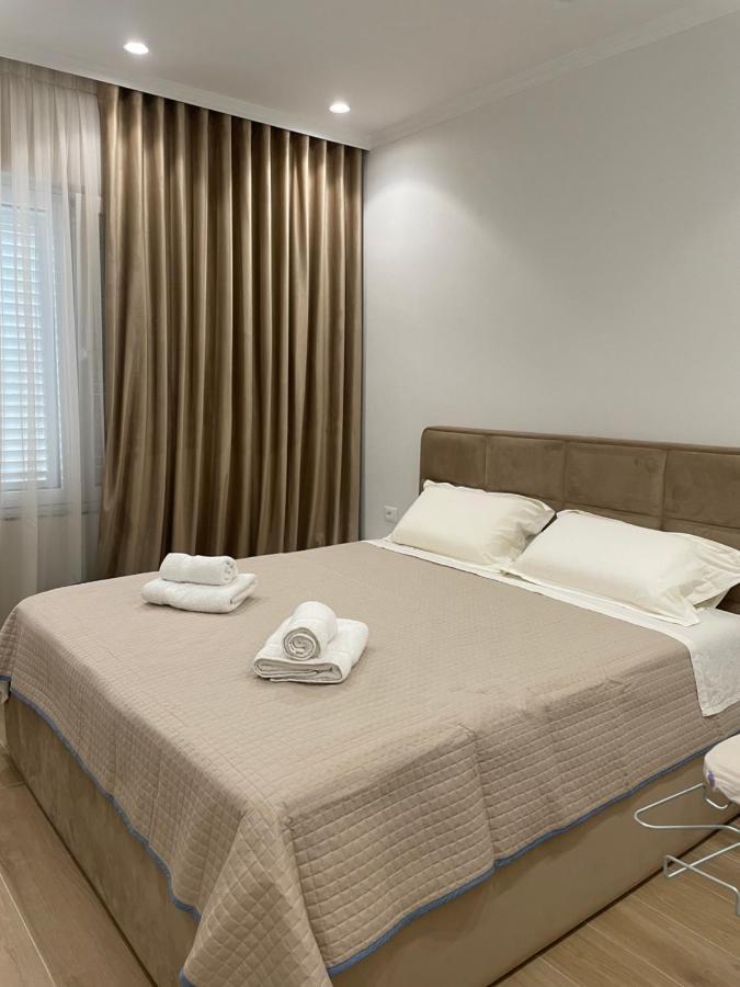 City Center Apartment Kafe Flora Tiranë Luaran gambar